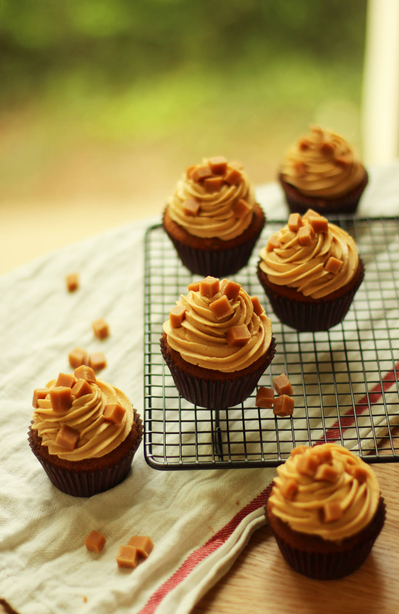 sticky-toffee-pudding-cupcake-recipe-10