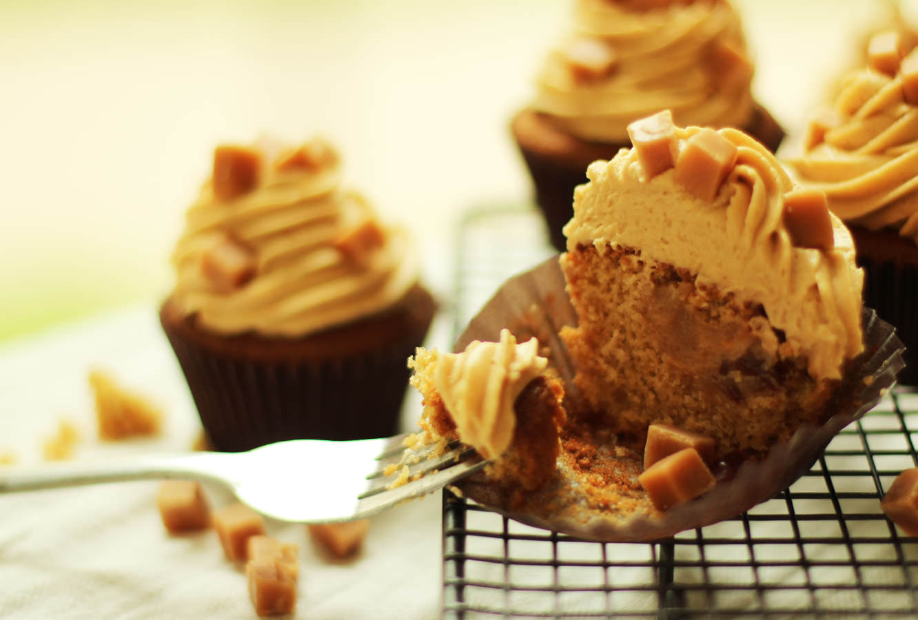 sticky-toffee-pudding-cupcake-recipe-8