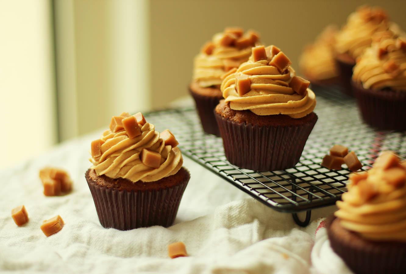 sticky-toffee-pudding-cupcake-recipe-9