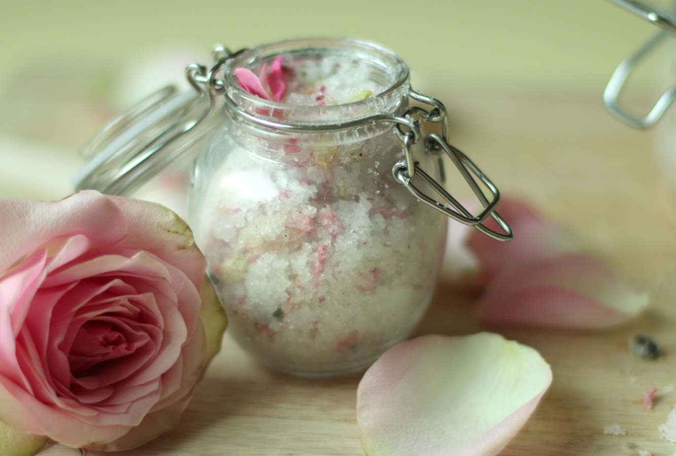 homemade-rose-and-vanilla-body-scrub-10