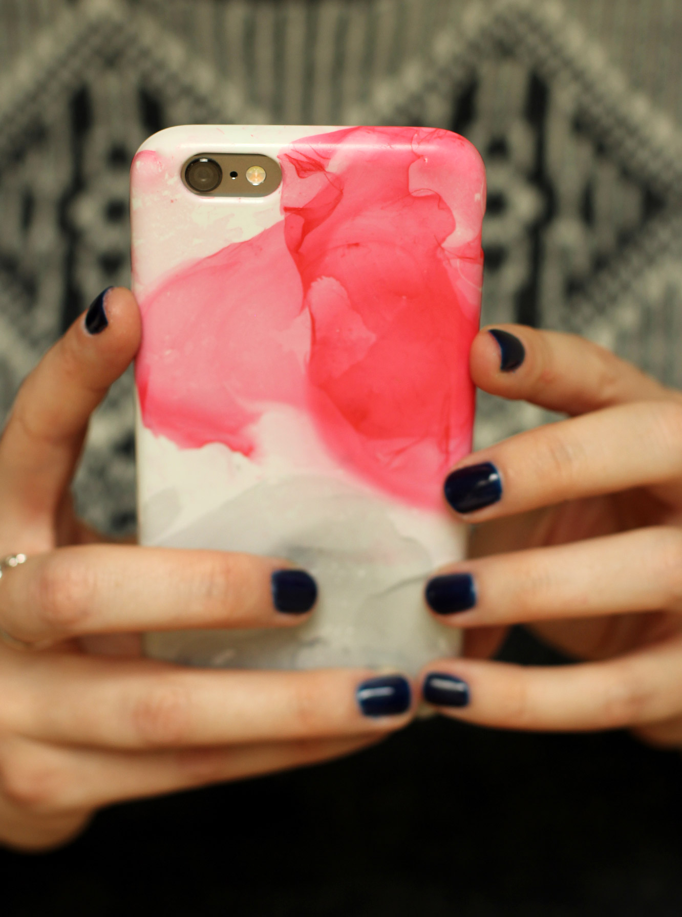 nail-varnish-marbled-phone-case-diy-02